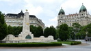 BUDAPEST - der Freiheitsplatz mit dem letzten kommunistischen Denkmal und dem Walko-Haus (rechts) BUDAPEST - der Freiheitsplatz mit dem letzten kommunistischen Denkmal und dem Walko-Haus (rechts)