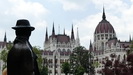 BUDAPEST - Denkmal für Imre Nagy mit dem Parlament im Hintergrund BUDAPEST - Denkmal für Imre Nagy mit dem Parlament im Hintergrund