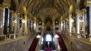 BUDAPEST - das Treppenhaus im Parlament von Budapest mit korinthischen Granitsäulen, vergoldeten Ornamenten und einem riesigen Deckengemälde BUDAPEST - das Treppenhaus im Parlament von Budapest mit korinthischen Granitsäulen, vergoldeten Ornamenten und einem riesigen Deckengemälde