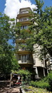 BUDAPEST - im Stadtteil Újlipótváros stehen einige interessante Häuser im Bauhausstil, hier ein dreieckiger Bau mit einem kleinen Café an der Spitze